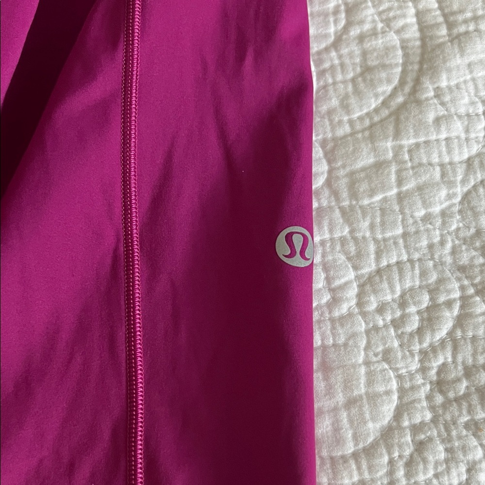 Lululemon 5 pocket Vibrant Magenta Leggings in excellent condition